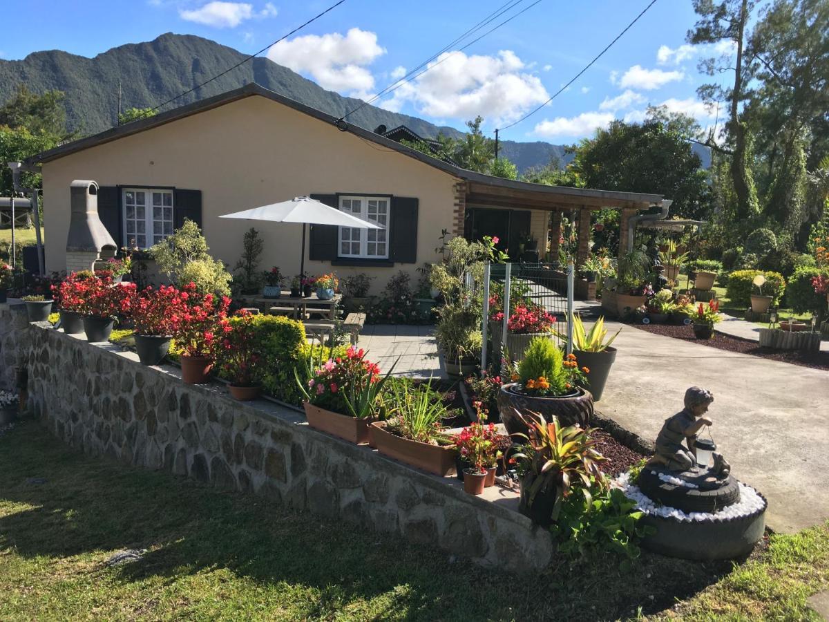 Bed and Breakfast Ti Kaz Hoareau Salazie Exterior foto